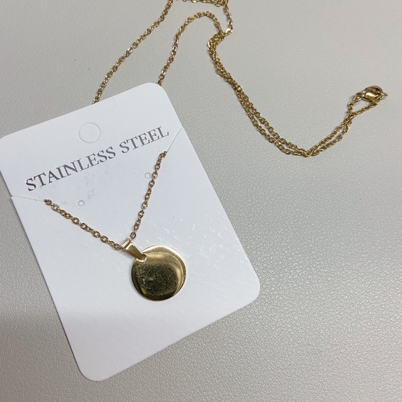 GOLD STAINLESS STEEL NECKLACE CIRCLE PENDANT MINIMAL BRAND NEW - Picture 1 of 5